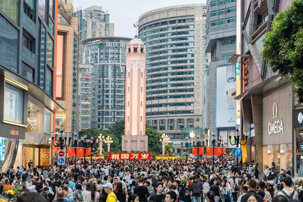 游客打卡解放碑地標。羅云希攝