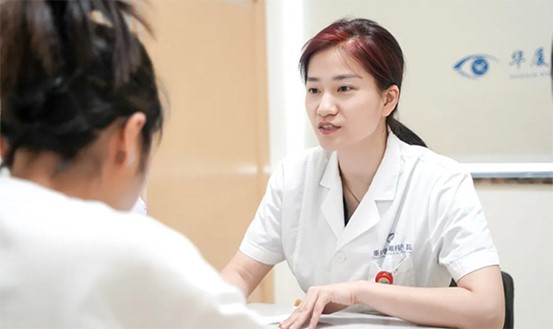 蔡錫安詢問患者眼部情況。重慶華廈眼科醫院供圖