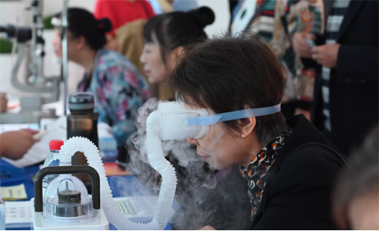 體驗眼部霧化熏蒸。重慶南坪愛爾眼科醫院供圖