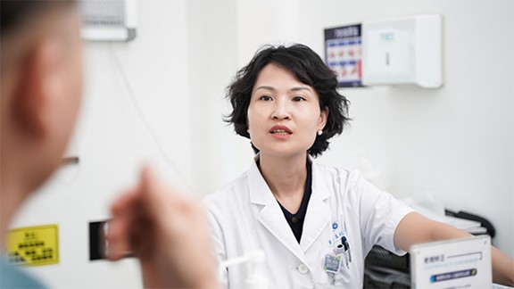 韓紅詢問患者情況。重慶華廈眼科醫院供圖