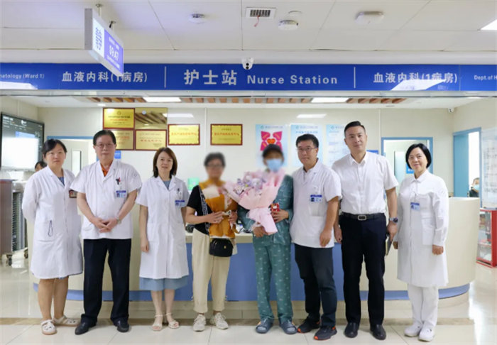 患者成功治愈出院，與張紅賓教授醫療團隊合影留念。重醫附一院供圖