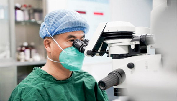 安曉巨為患者進行手術。重慶華廈眼科醫院供圖