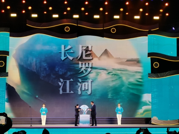 長江涪陵段和尼羅河開羅段江水匯水儀式現場。涪陵區委宣傳部供圖