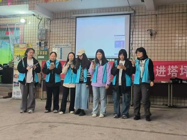 鄉村治理試驗工作組志愿者為村民演唱《愛故鄉之歌》。西南大學鄉村振興戰略研究院供圖