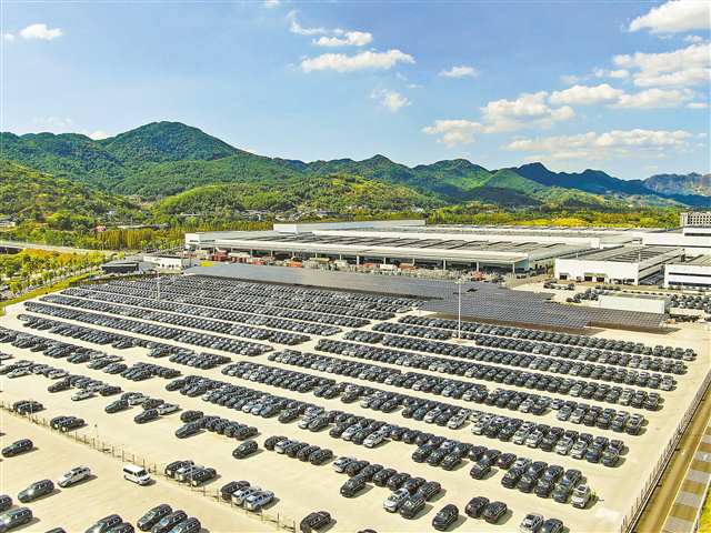 沙坪壩區賽力斯鳳凰智慧工廠，剛剛下線測試后的問界新M7等待裝車（攝于9月3日，本報資料圖片）。通訊員 郭晉 攝/視覺重慶