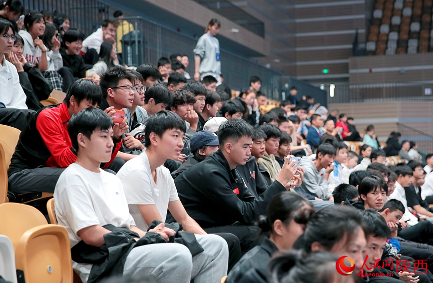 群眾為參賽選手加油鼓勁。人民網記者 白鴿攝