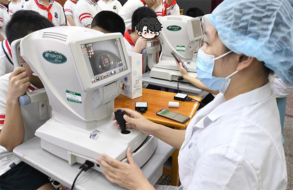 視力檢查現場。重慶華廈眼科醫院供圖