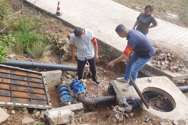 飲水管網維修現場。天星寺鎮供圖