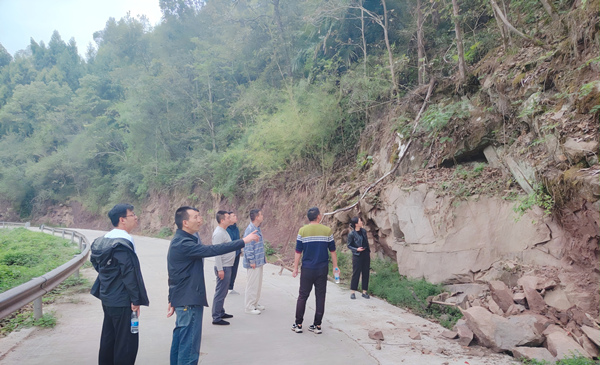 考核組實地調研公路養護情況。曾波攝