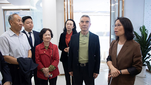 參觀交流活動現場。華廈渝州眼科醫院供圖