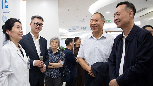 參觀交流活動現場。華廈渝州眼科醫院供圖