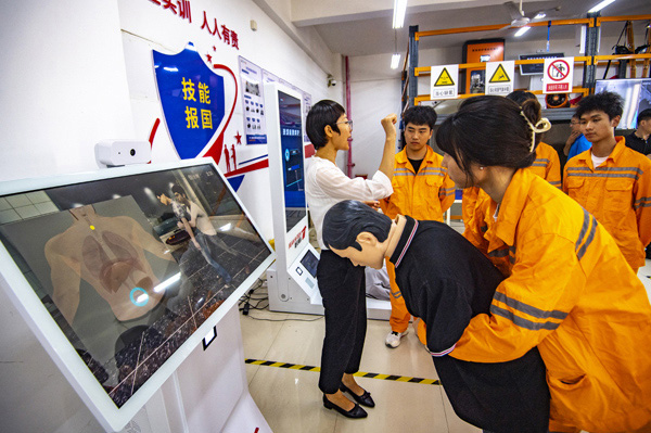 安全技術與管理專業學生利用數字虛擬實訓設備開展應急救援實訓。學校供圖
