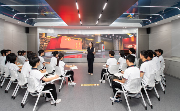 學生在數字思政場館學習思政課。學校供圖