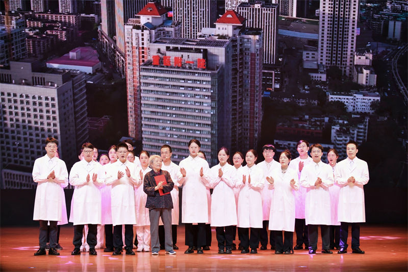 退休員工和新入職員工分別表演了合唱、詩朗誦等文藝節目。