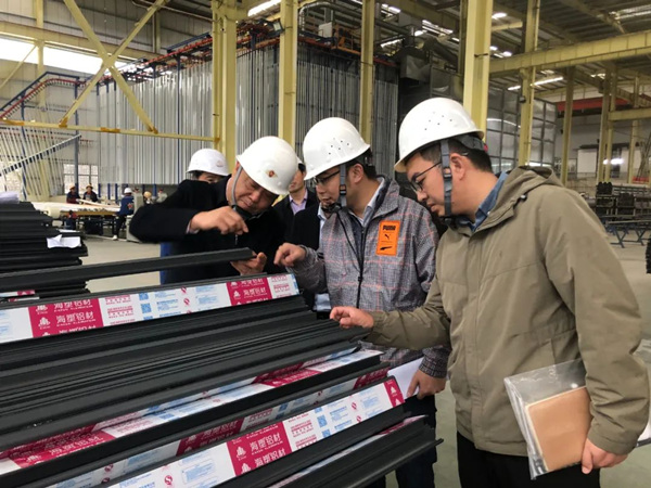 中國銀行重慶市分行調研中小微企業。中國銀行重慶市分行供圖