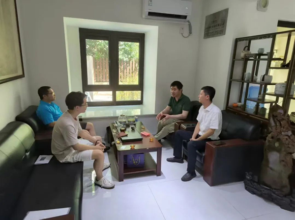 興業銀行重慶分行客戶經理向企業介紹無還本續貸政策。興業銀行重慶分行供圖