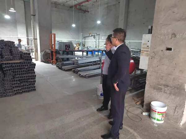 廣發銀行重慶分行工作人員與“抵押易”小微客戶在查看企業庫存貨物。廣發銀行重慶分行供圖