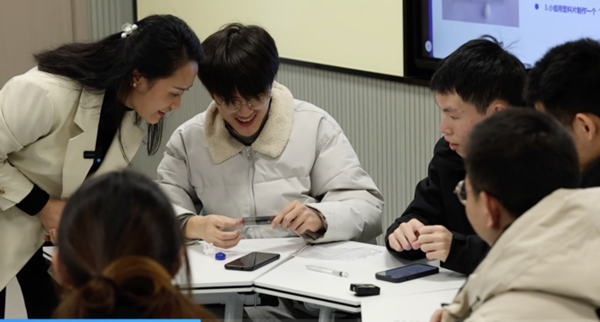 課堂教學中，胡南為學生答疑解惑。重慶理工大學供圖