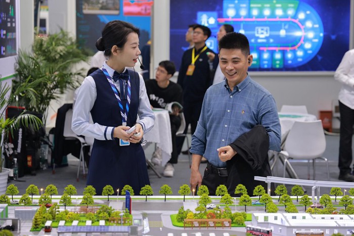 工作人員向參展嘉賓介紹智慧能源展示沙盤。驛滿新能源公司供圖