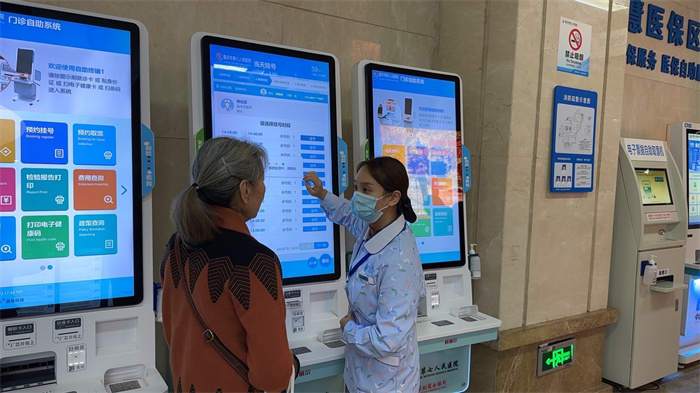 “門診醫助”為患者熱心服務。