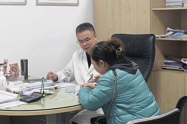 醫生看診。重慶東大肛腸醫院供圖