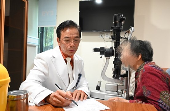 現場群眾做眼健康檢查。重慶愛爾眼科醫院總院供圖