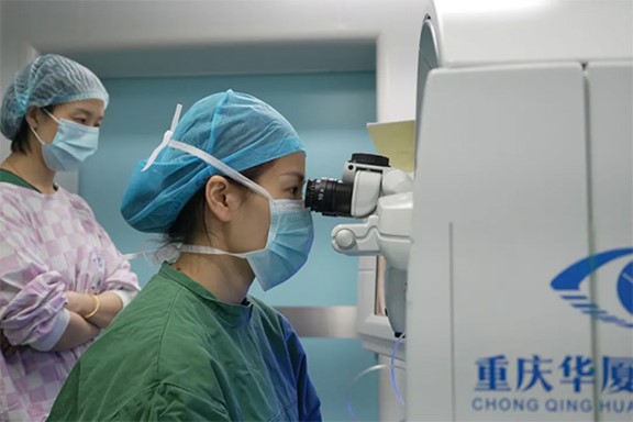 蔡錫安為患者手術。重慶華廈眼科醫院供圖