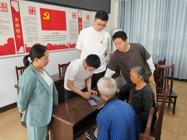 年輕干部在村中解決村民民事糾紛。紅獅鎮供圖