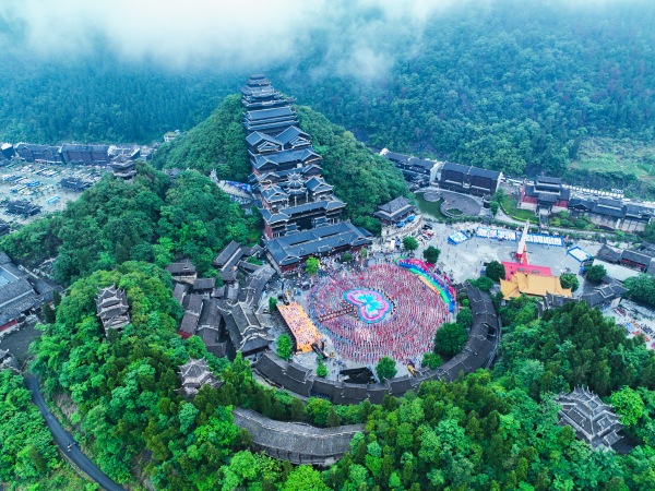 蚩尤九黎城舉行踩花山節，盡顯民族風。彭水縣委宣傳部供圖