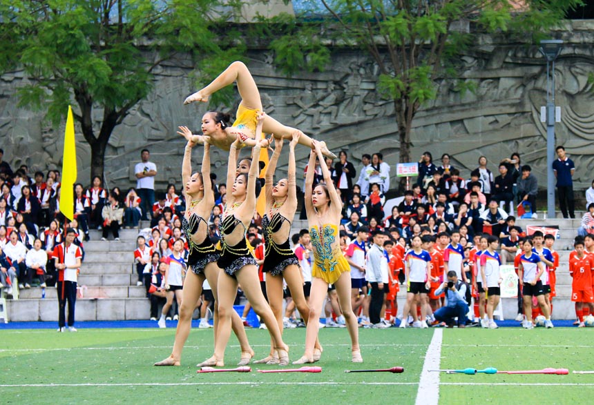 藝術體操隊表演。學校供圖