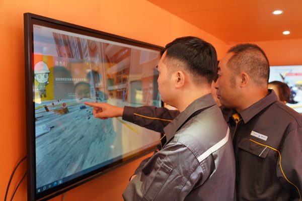 參與活動人員觀摩安全風險辨識模塊。重慶燃氣集團供圖