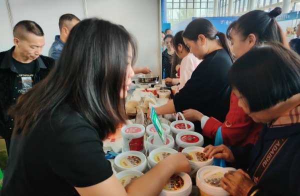 展銷現場，市民選購商品。秀山融媒體中心供圖