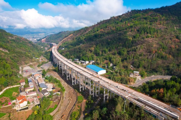 萬開達高速漆樹梁大橋順利貫通。王長宇攝
