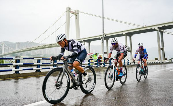 萬州區南濱大道，自行車選手激烈競技。黃建樺攝