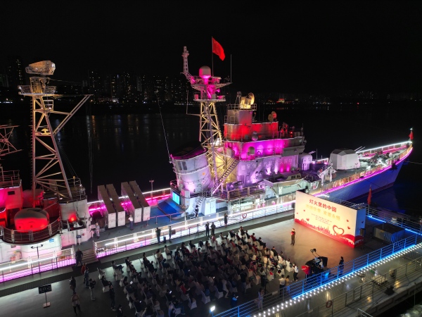 江畔朗誦會點亮166艦。周邦靜攝