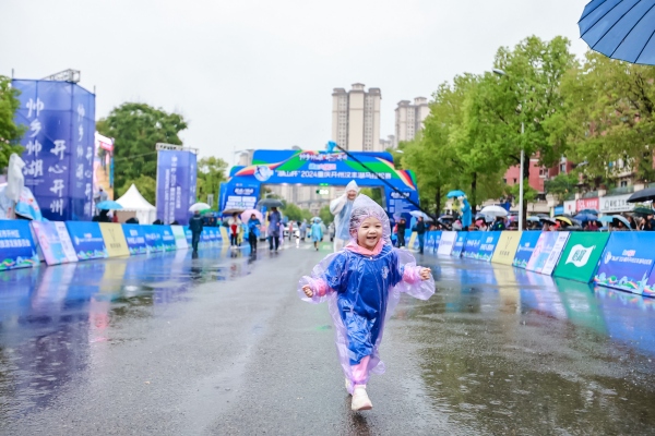 市民體驗馬拉松賽道。主辦方供圖