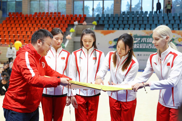 重慶一中向國家隊贈書法作品。向詩佳攝