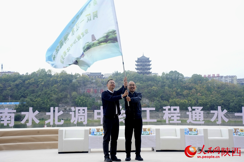 人民日報社陜西分社社長張鐵向采訪團授旗。人民網記者 李志強攝