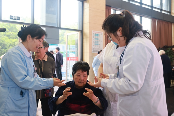 重慶市第十三人民醫院護師指導老年人進行家庭康復訓練。曾英豪攝