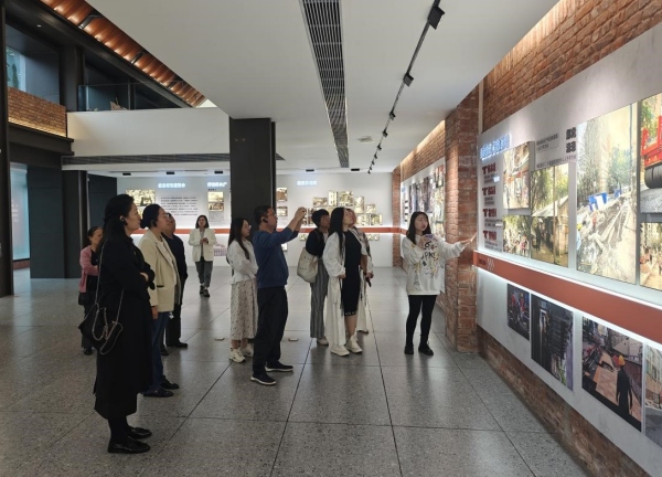 參觀調研活動現場。龍塔街道供圖