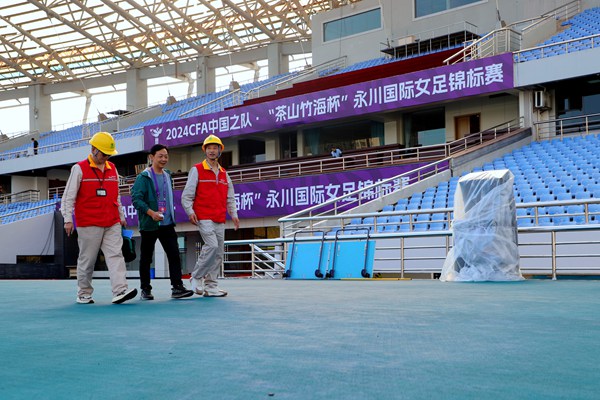 電力員工對相關配電房進行安全檢查。國網重慶永川供電公司供圖