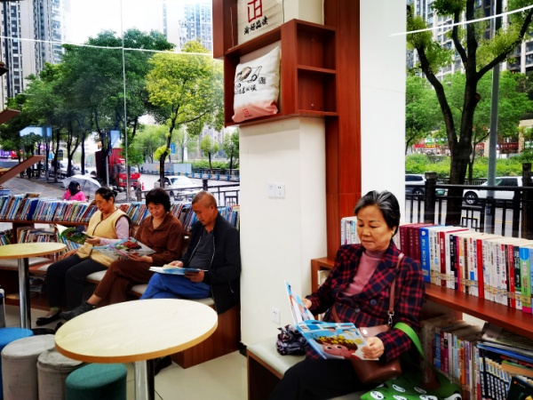 居民在社區陽光書吧享受閱讀時光。冉冉攝