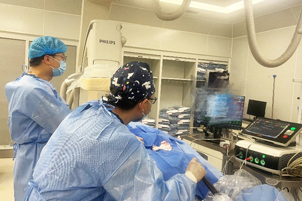 手術中。重慶松山醫院供圖