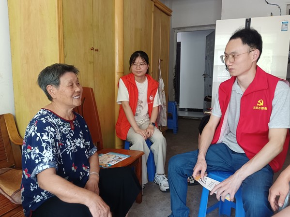 和源社區網格調解員張川入戶走訪。北碚區司法局供圖