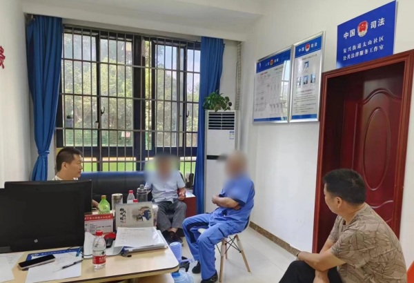 “萬家和”巡回調解組調解員同社區網格調解員共同開展調解。北碚區司法局供圖