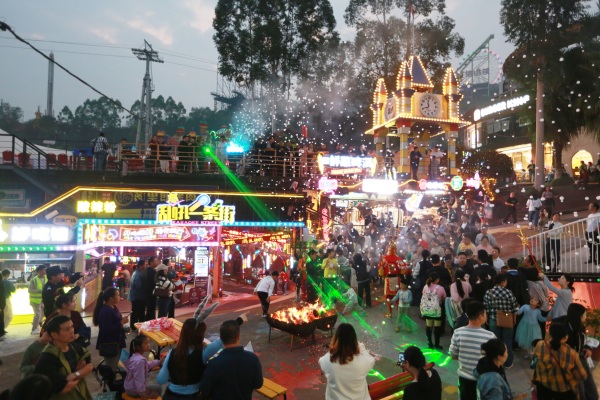 夜晚的美心紅酒小鎮熱鬧非凡。景區供圖