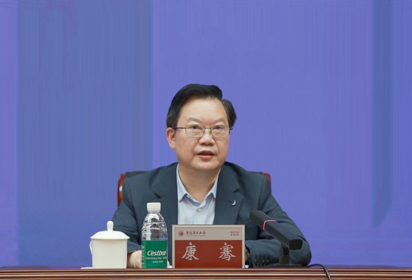 重慶理工大學黨委書記康騫講話。重慶理工大學供圖