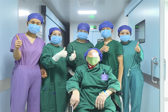 術后合影。重慶南坪愛爾眼科醫院供圖