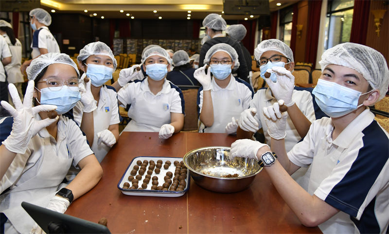 10月28日，30名來自新加坡的師生走進重慶市中藥博物館參觀見學，圖為師生們正在體驗制作大山楂丸。唐志勇攝