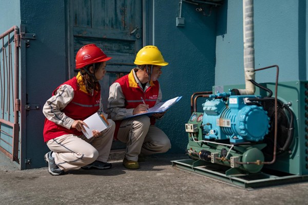 電力員工記錄養羊設備數據。國網重慶永川供電公司供圖